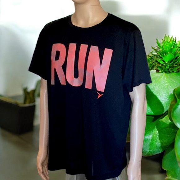Old Navy Men's Active “RUN” Graphic Go-Dry T-Shirt - Picture 10 of 16